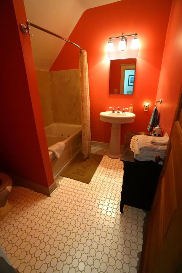 | Rose Heart Inn