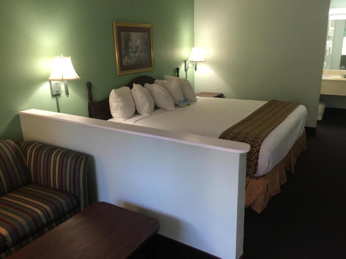 King Room - Smoking at Days Inn by Wyndham Lavonia