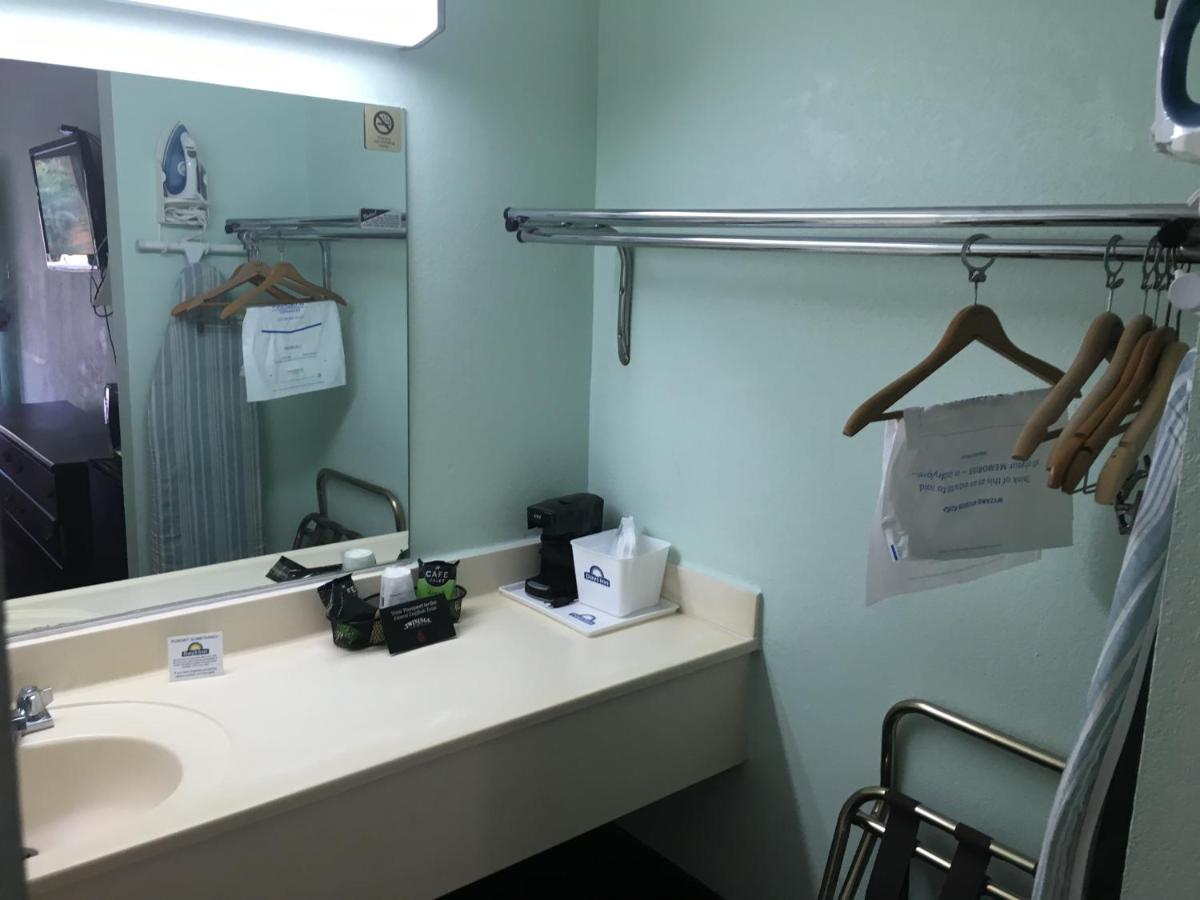King Room - Smoking at Days Inn by Wyndham Lavonia