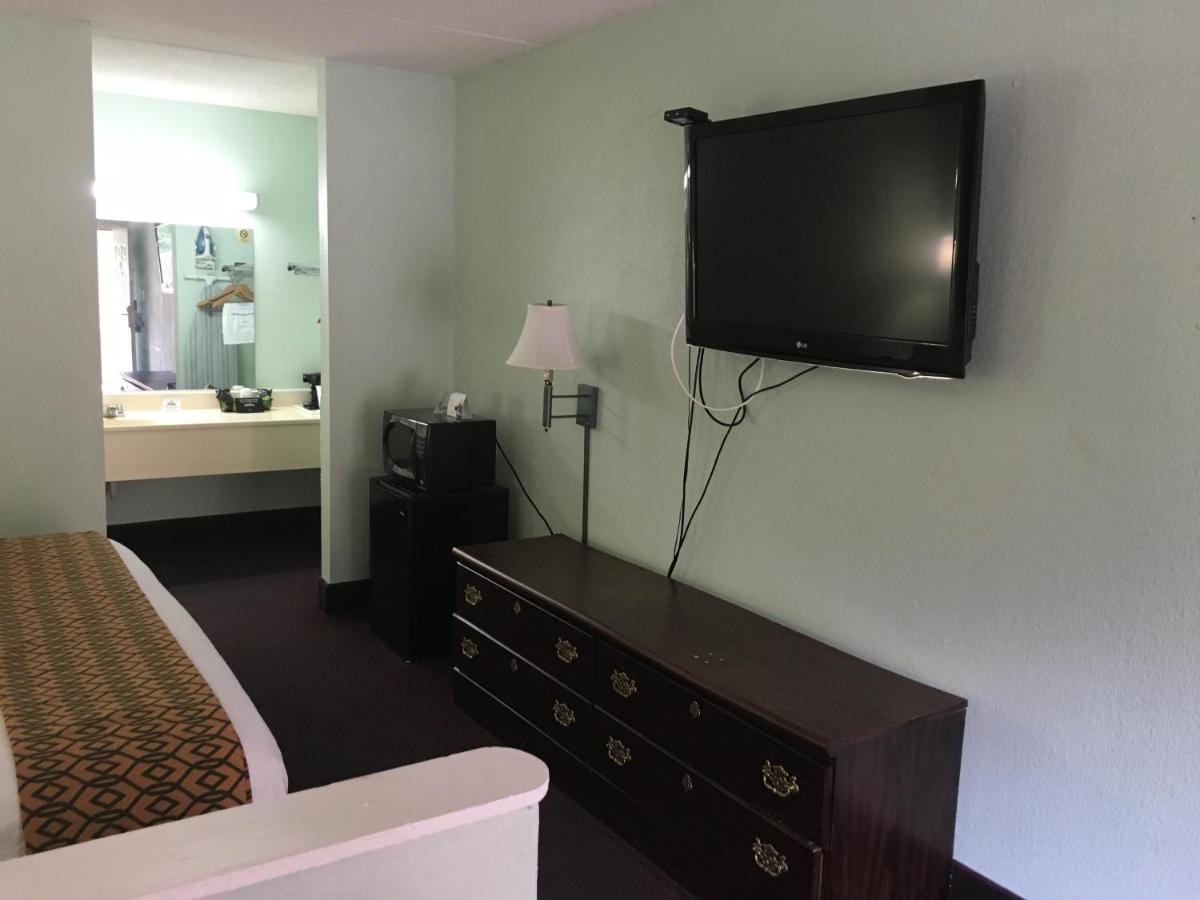 King Room - Non-Smoking at Days Inn by Wyndham Lavonia