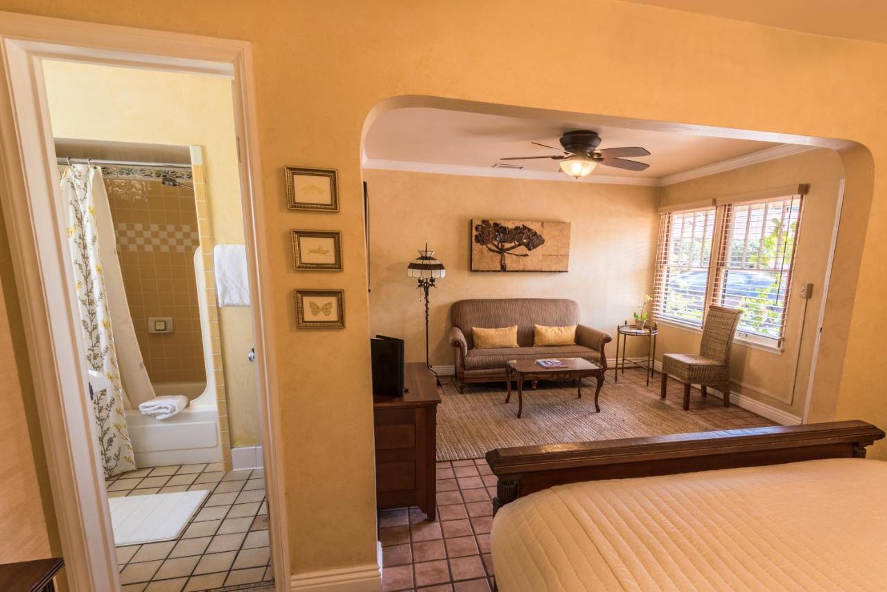 Queen Studio with Kitchen - Five at Harbor House Inn