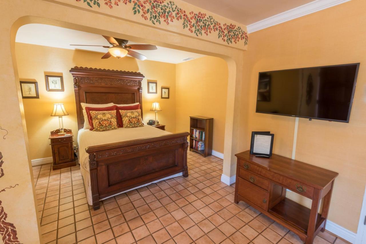 Queen Studio with Kitchen - Five at Harbor House Inn