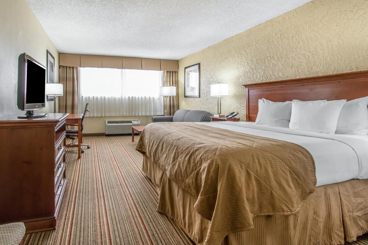 King Room - Non-Smoking at Ramada by Wyndham Tulsa Broken Arrow