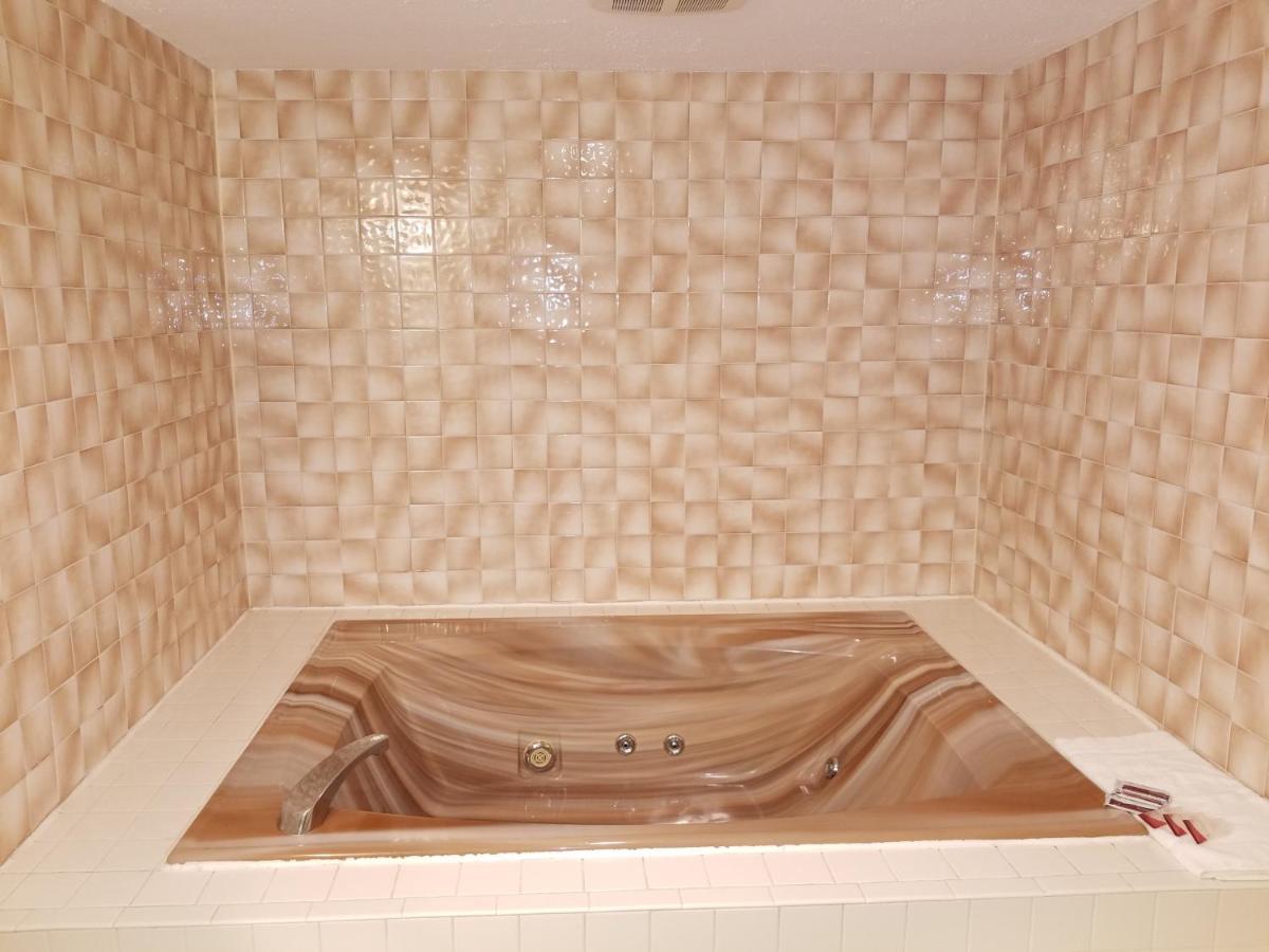 King Room with Spa Bath - Non-Smoking at Hampton Village Inn