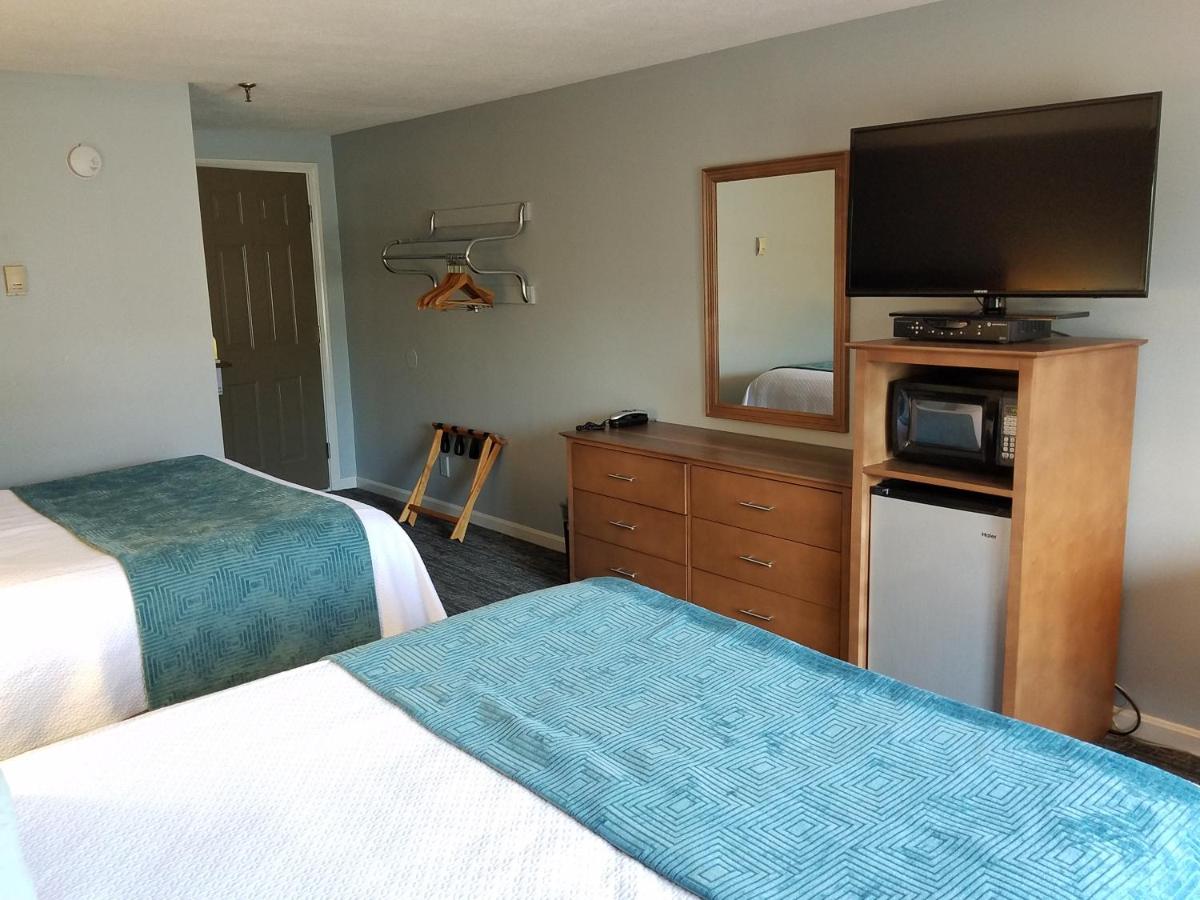 Queen Room with Two Queen Beds - Non-Smoking at Hampton Village Inn