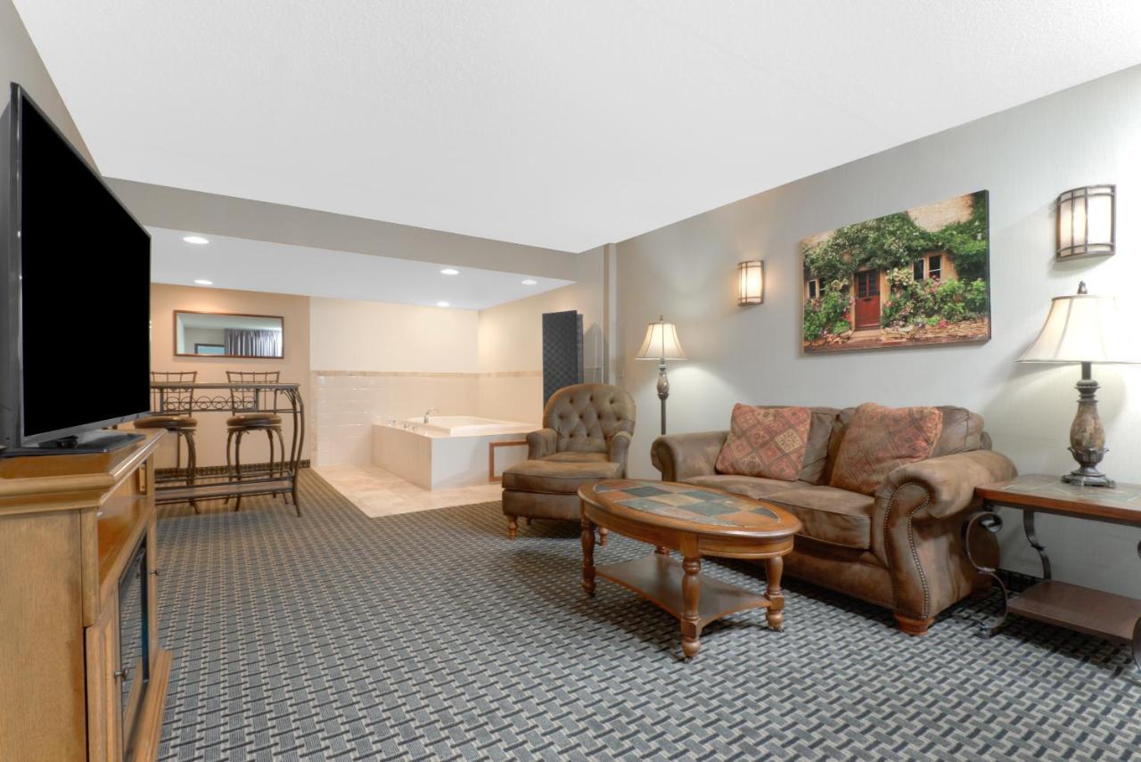 King Studio Suite with Pool View - Non-Smoking at Howard Johnson by Wyndham Lima