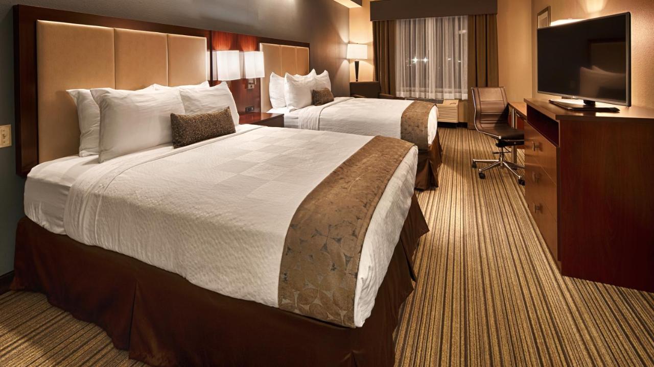 Queen Room with Two Queen Beds and Bath Tub - Mobility Access/Non-Smoking at Best Western Plus Boardman Inn & Suites