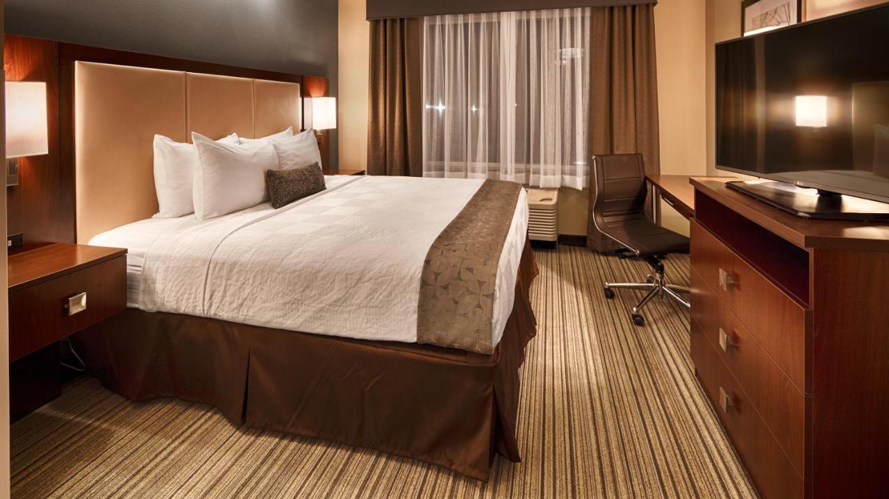 King Room with Walk-in Shower - Mobility Access/Non-Smoking at Best Western Plus Boardman Inn & Suites