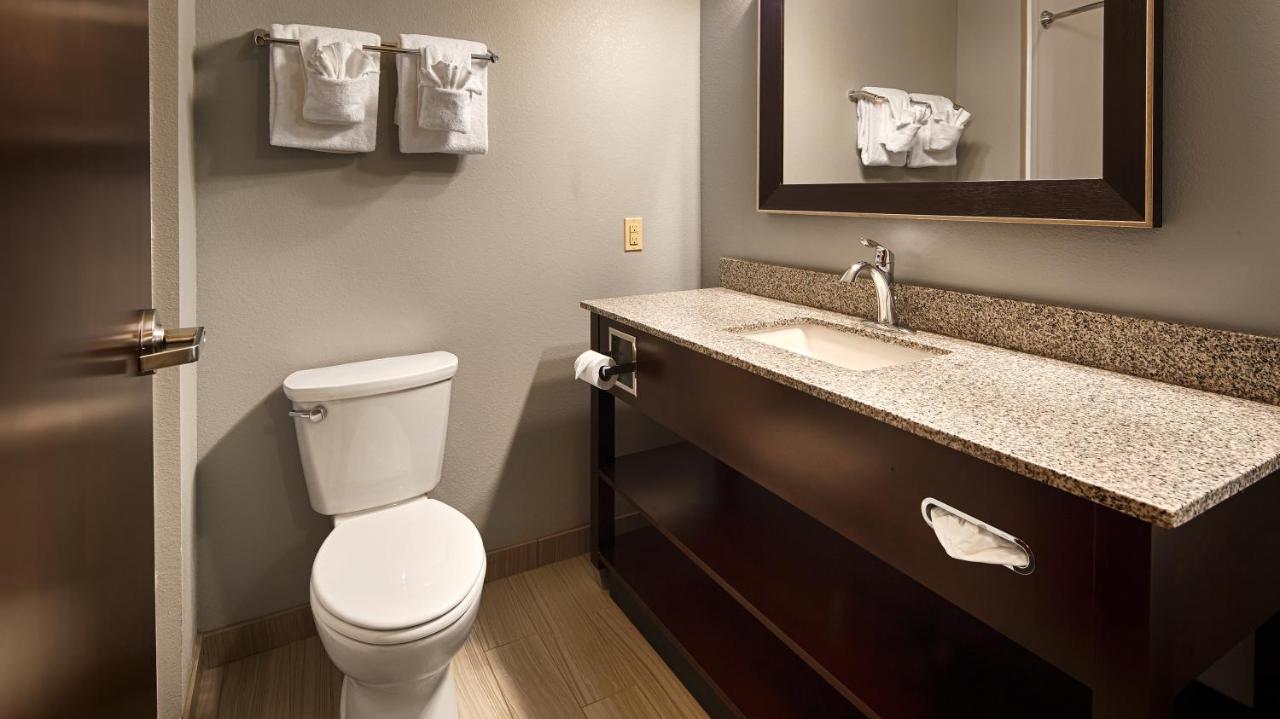 Queen Room with Two Queen Beds and Bath Tub - Mobility Access/Non-Smoking at Best Western Plus Boardman Inn & Suites