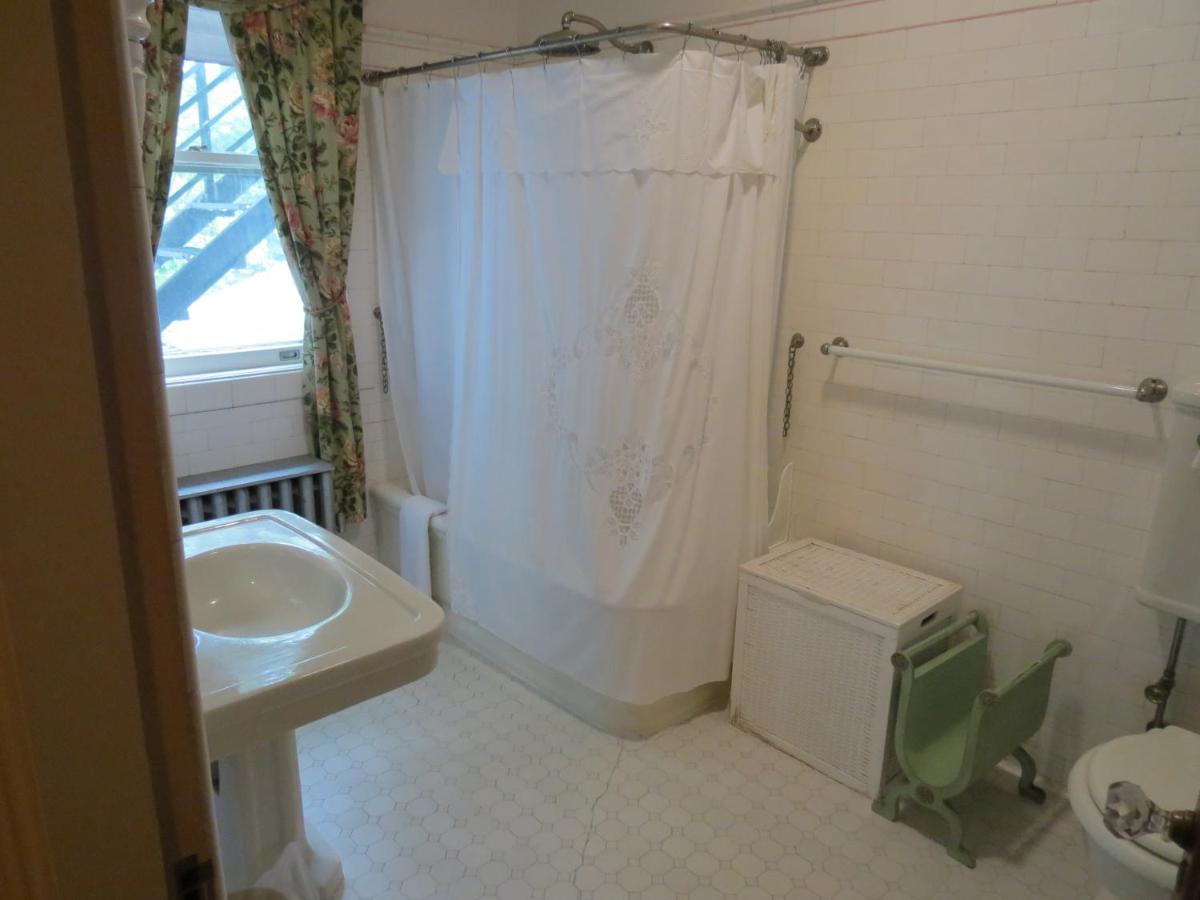  | Silver Fountain Inn