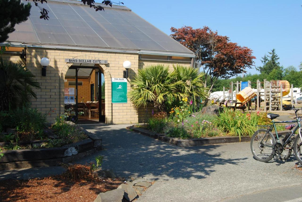 | Seaside Camping Resort One-Bedroom Cabin 6