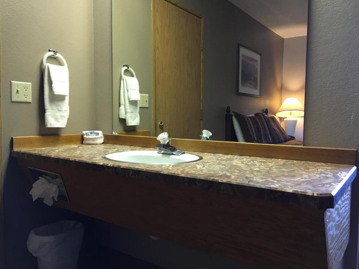 Queen Room - Non-Smoking at Timber Lodge Inn