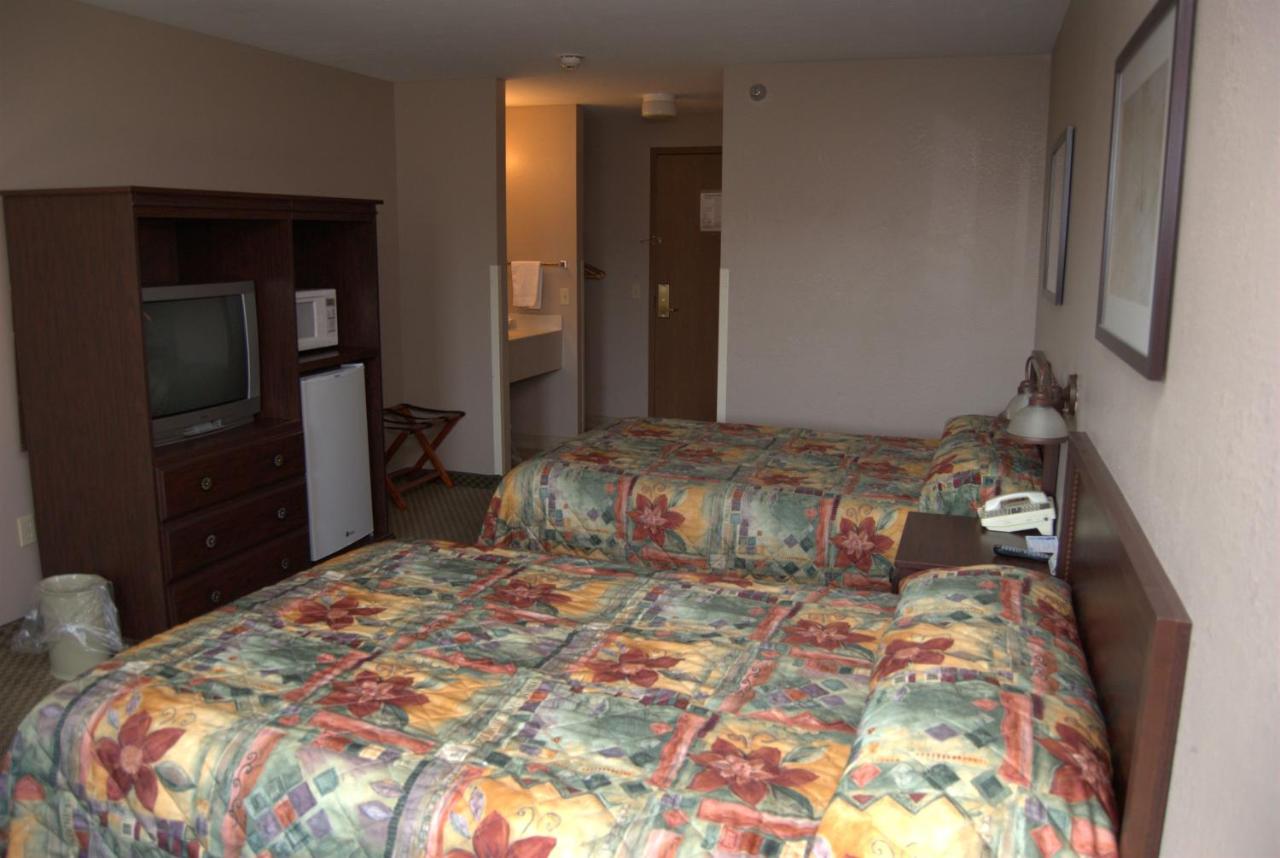  | Commodore Resort