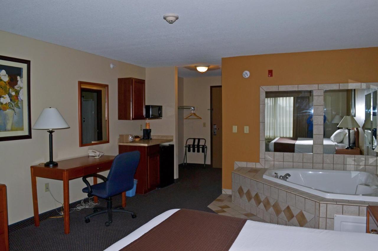 | Paola Inn and Suites