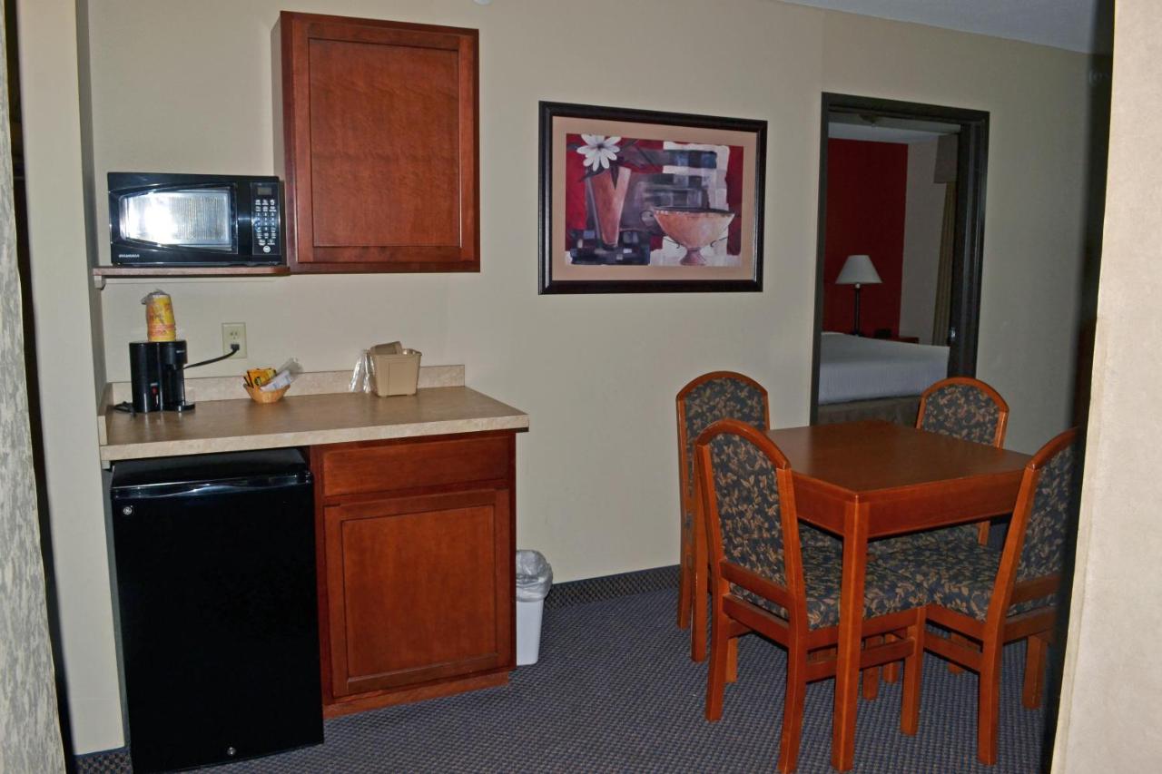 | Paola Inn and Suites