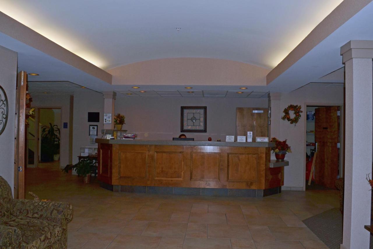 | Paola Inn and Suites