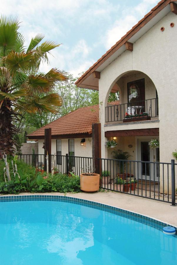 | Lakehouse Bed and Breakfast