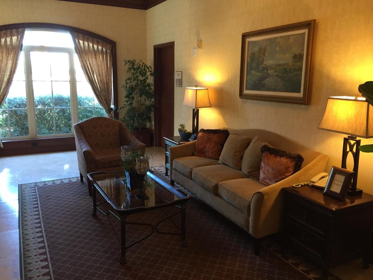 | Bay Landing Hotel