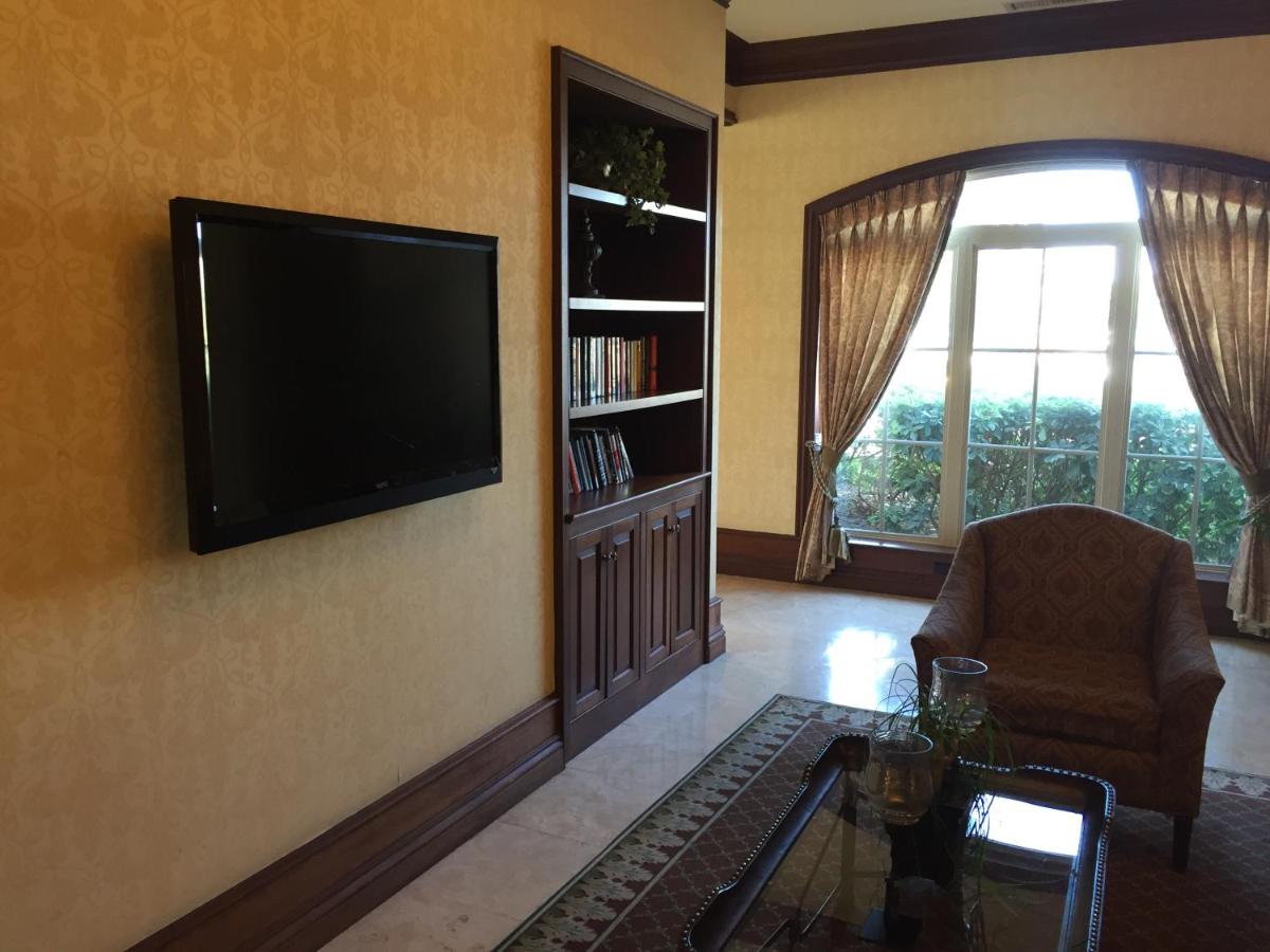 | Bay Landing Hotel
