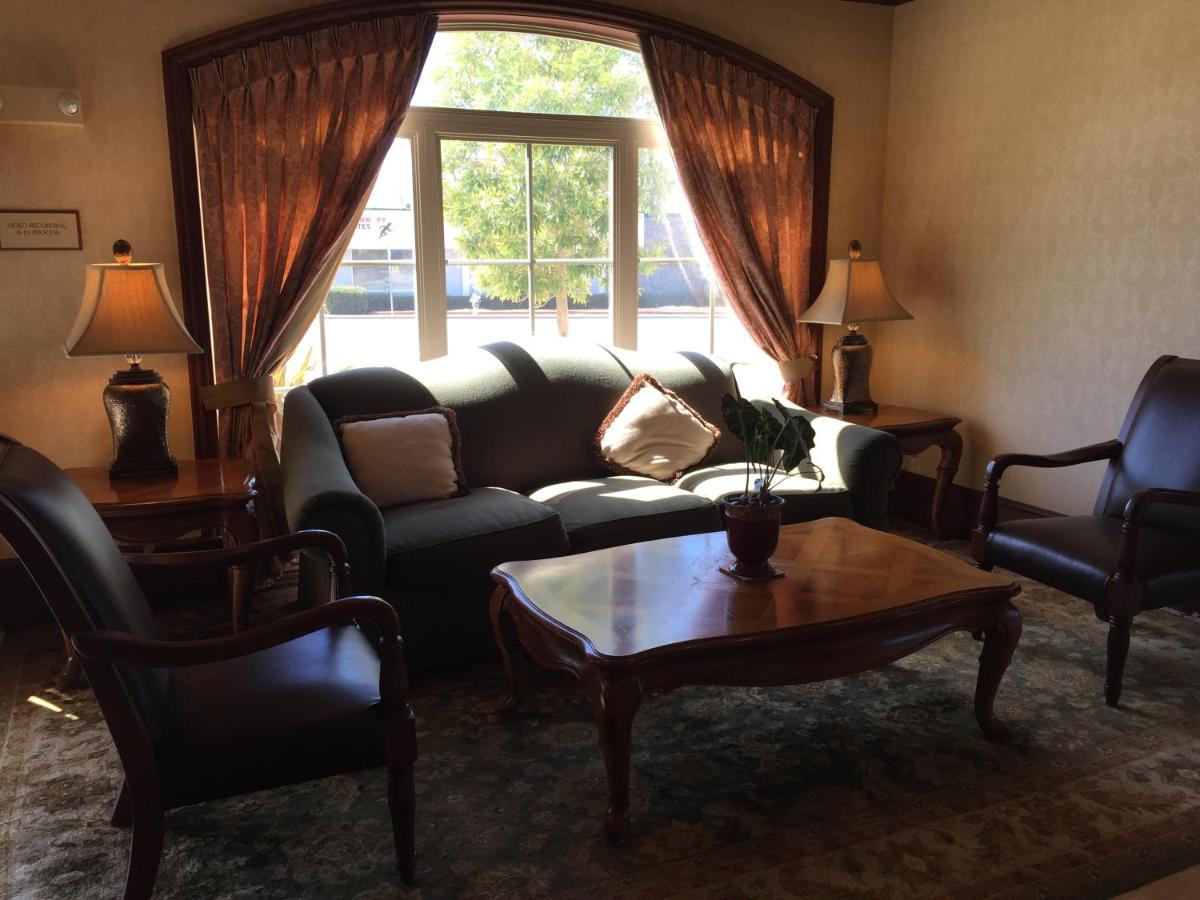 | Bay Landing Hotel