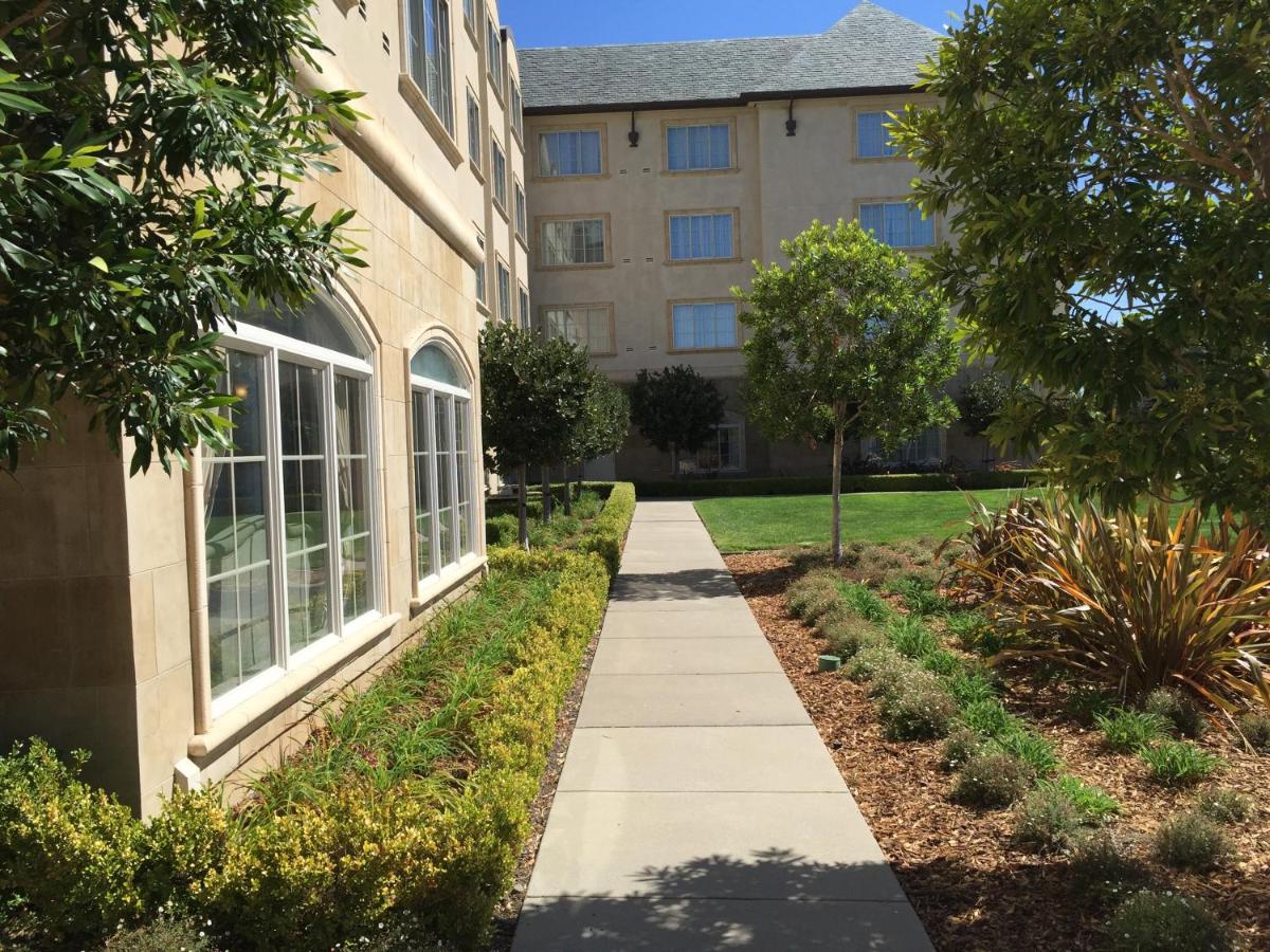 | Bay Landing Hotel