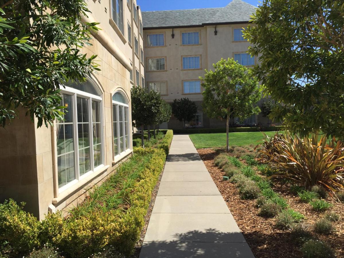 | Bay Landing Hotel