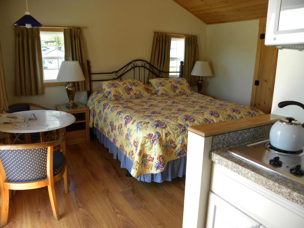 Superior King Cottage with Kitchenette and Sea View at Colonial Gables Oceanfront Village