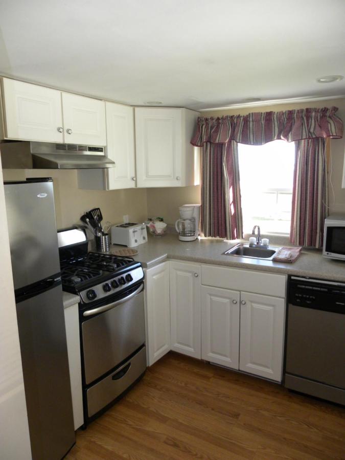 Deluxe One-Bedroom Cottage w/ 2 Queen Beds and Sea View at Colonial Gables Oceanfront Village