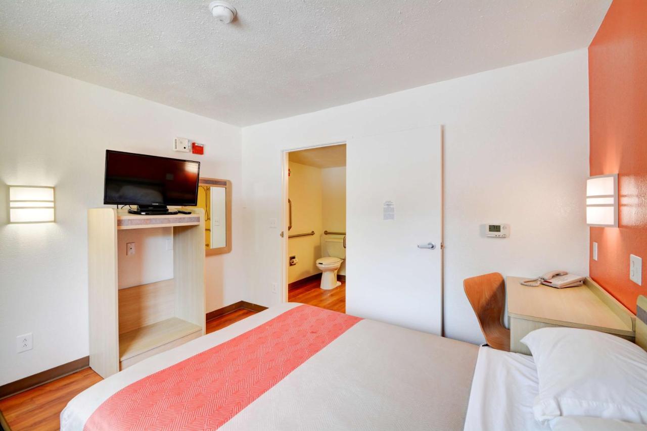 | Motel 6-Southington, CT - Hartford