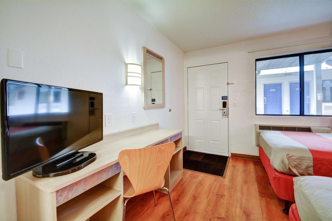 | Motel 6-Southington, CT - Hartford