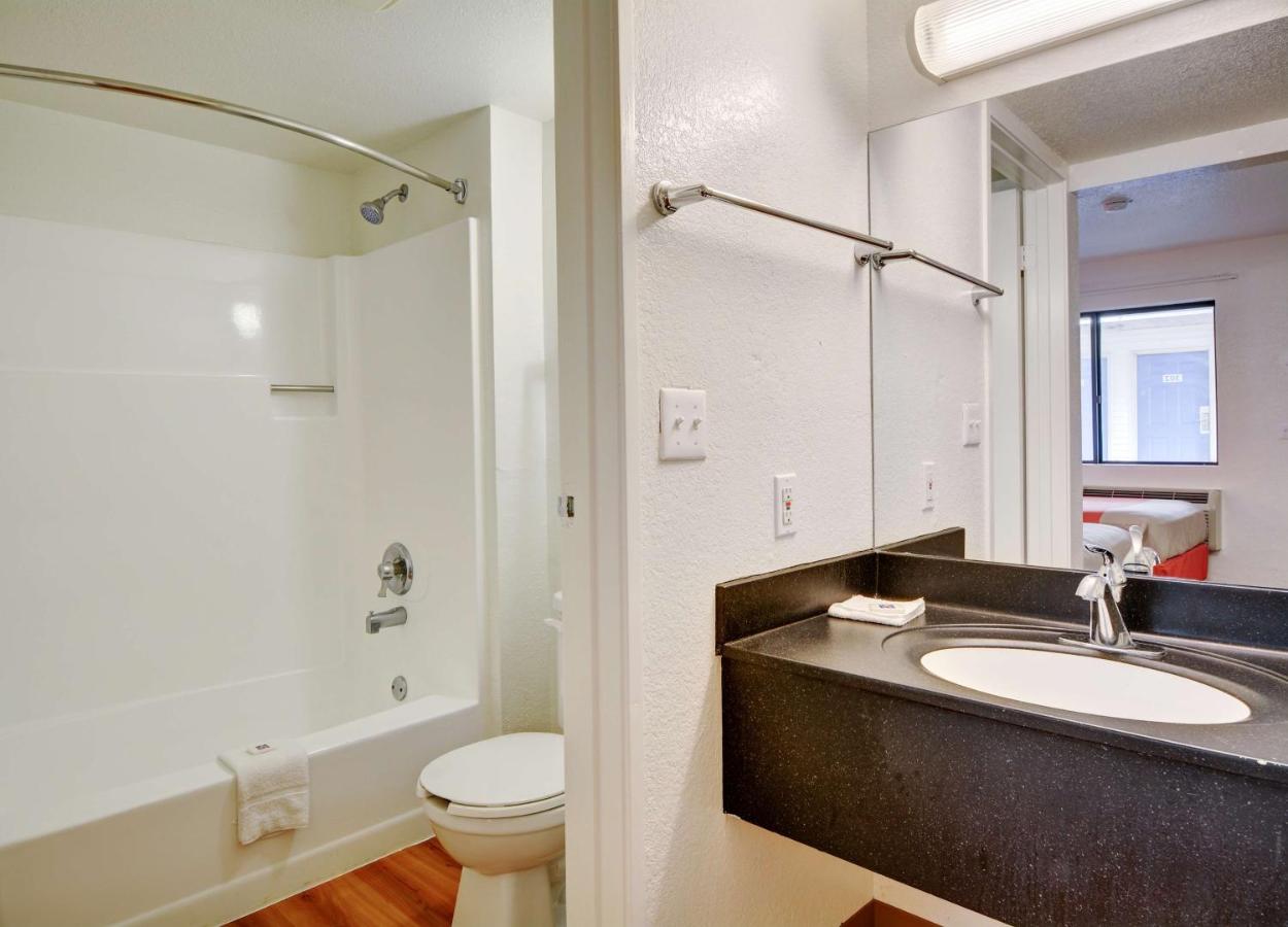 | Motel 6-Southington, CT - Hartford