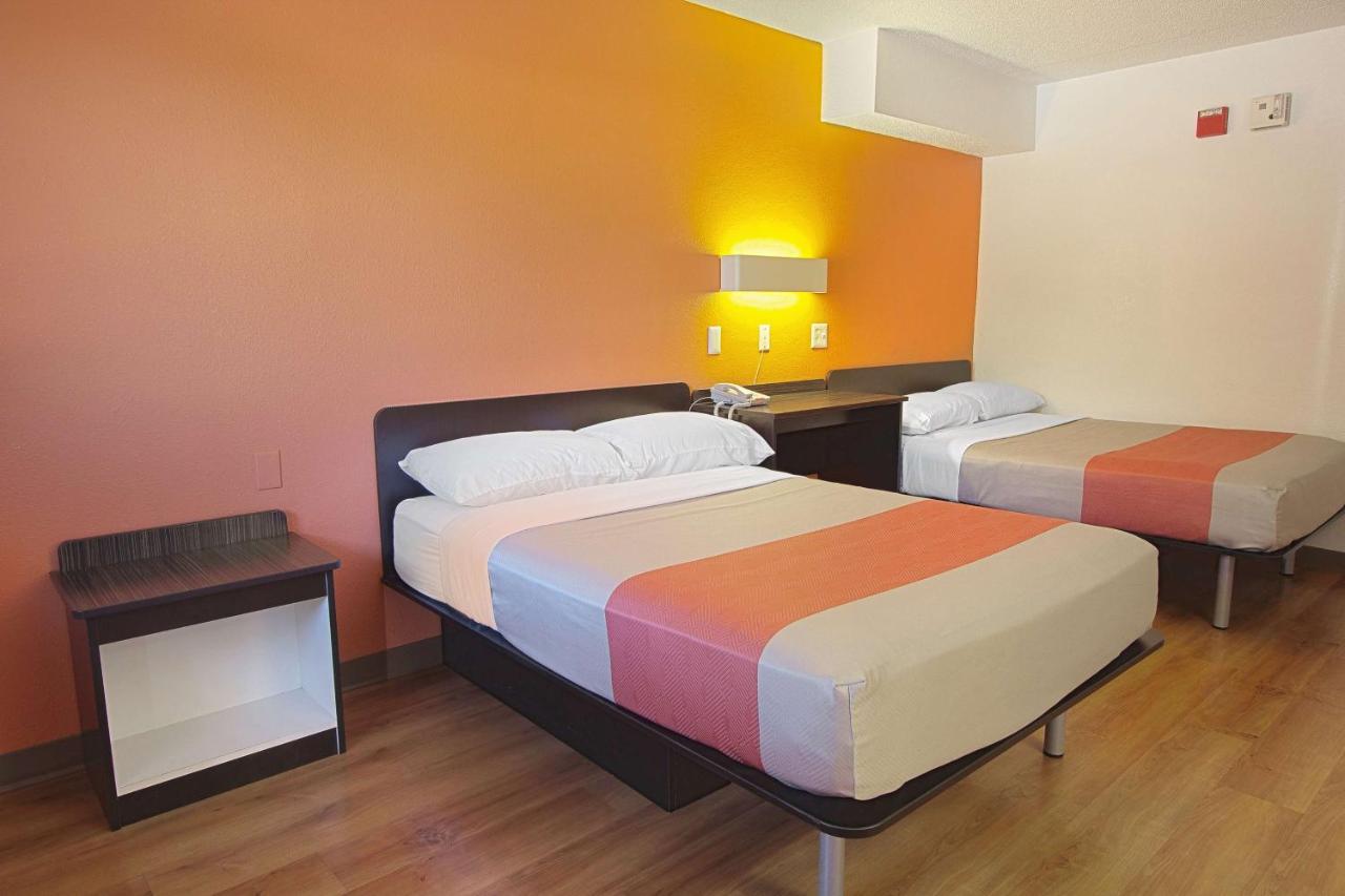 | Motel 6-Piscataway, NJ