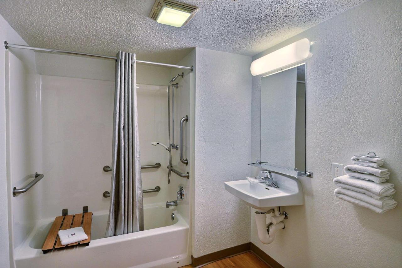 | Motel 6-Tewksbury, MA - Boston