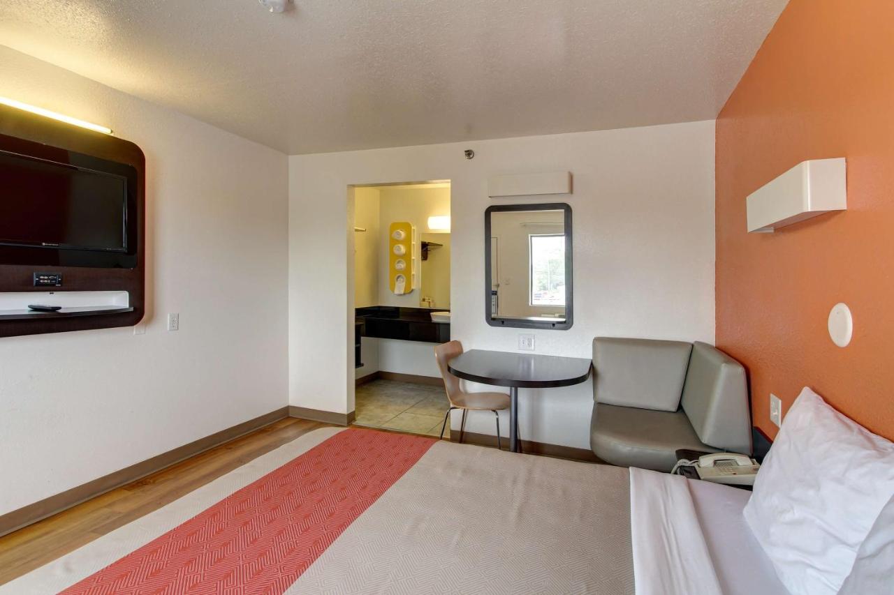 | Motel 6-Amherst, OH - Cleveland West - Lorain