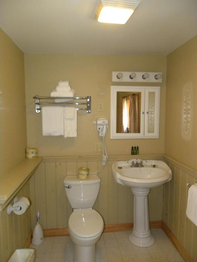 Superior Double Queen Cottage with Kitchenette and Sea View at Colonial Gables Oceanfront Village