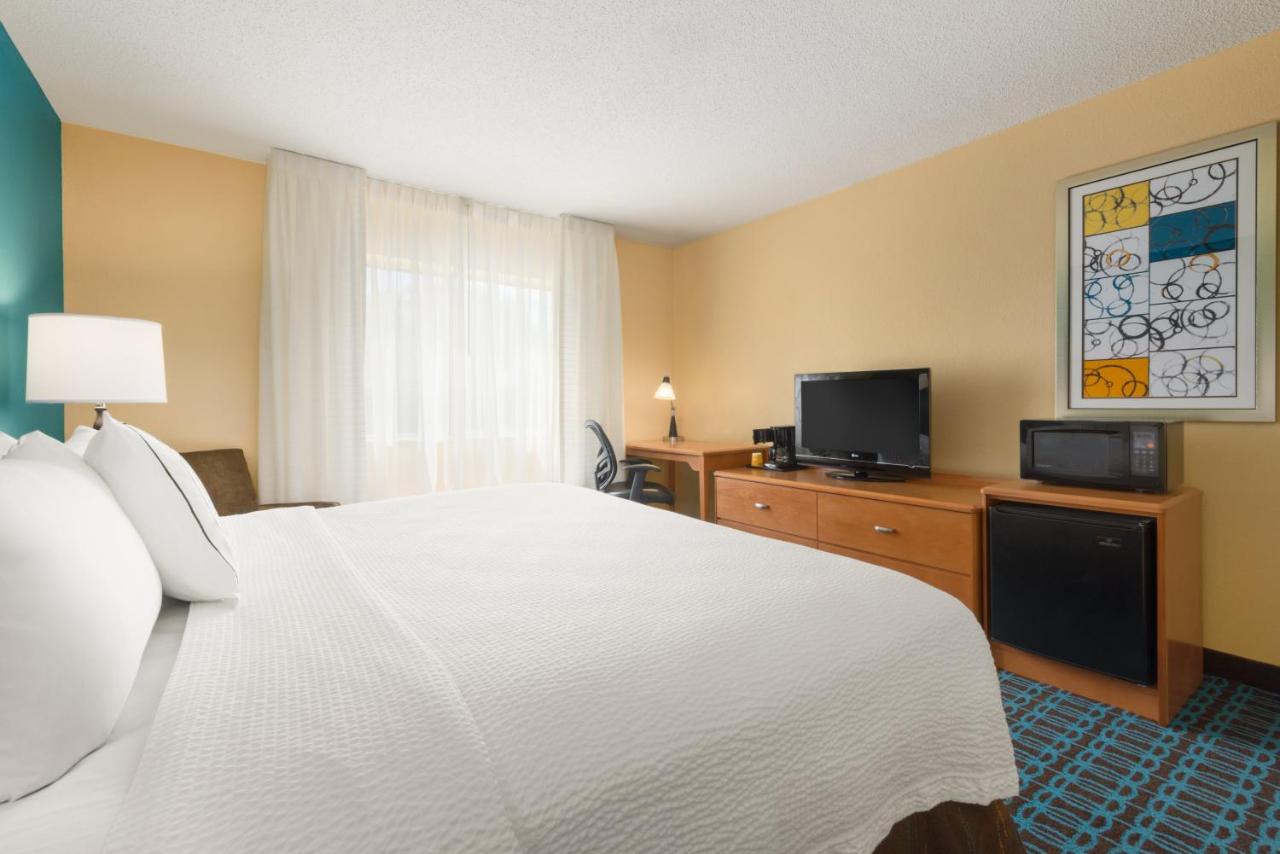 King Room at AmeriVu Inn and Suites Grand Forks