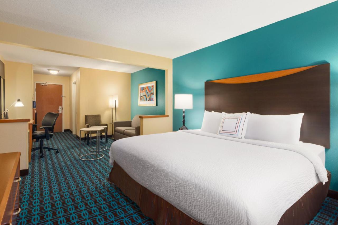 Large King Studio with Sofa Bed at AmeriVu Inn and Suites Grand Forks