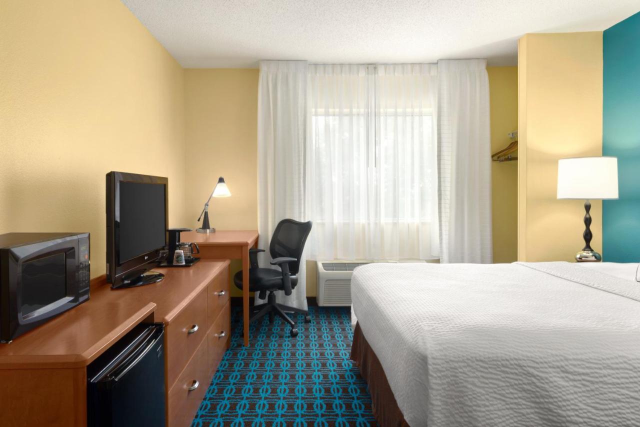 King Room at AmeriVu Inn and Suites Grand Forks