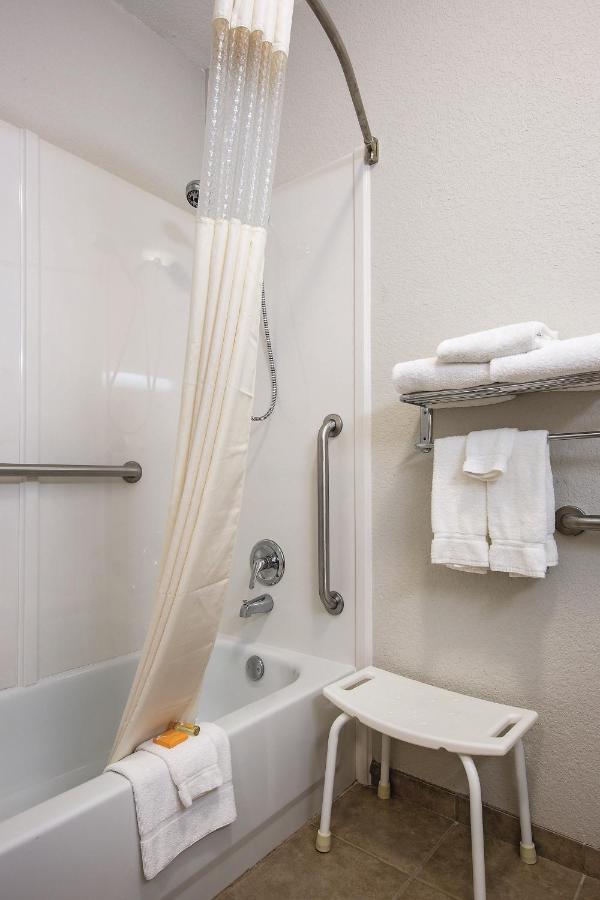| Americas Best Value Inn - Gun Barrel City
