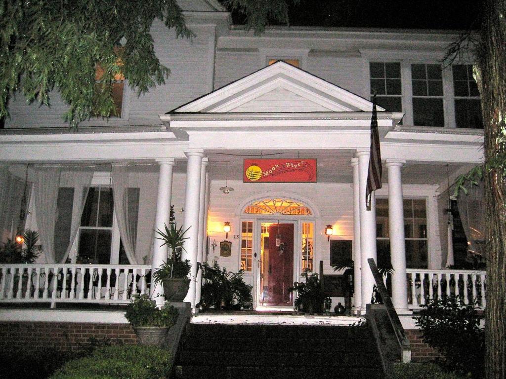 | Inn Upon Moon River Plantation