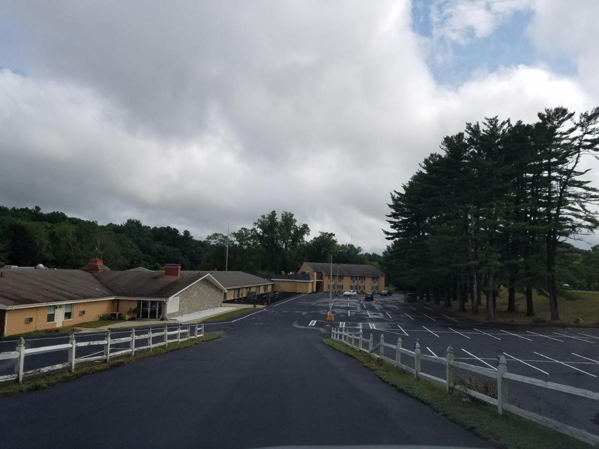 | Motel 6 Putnam CT