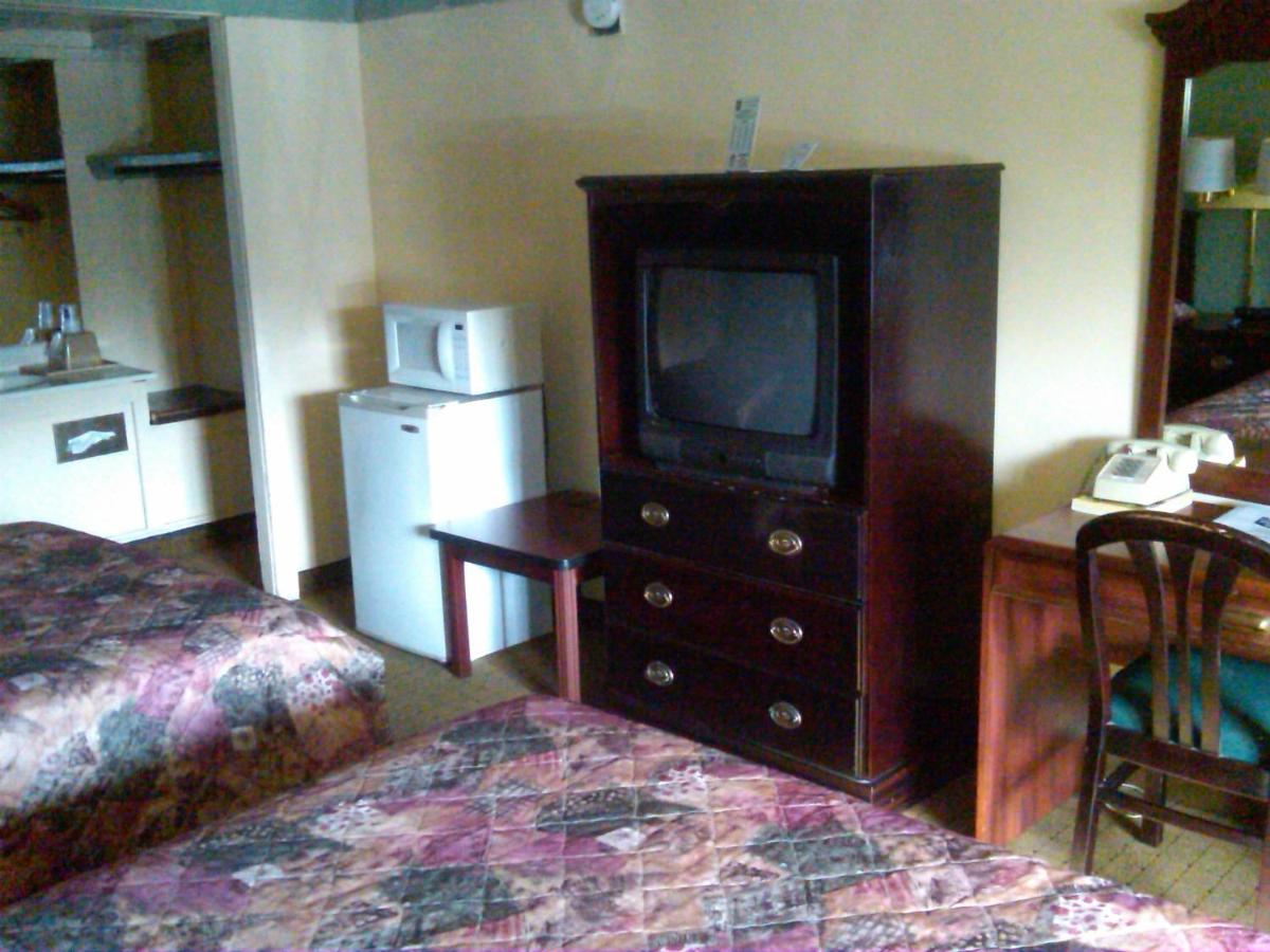 Double Room with Two Double Beds - Non-Smoking at Knights Inn Battle Creek