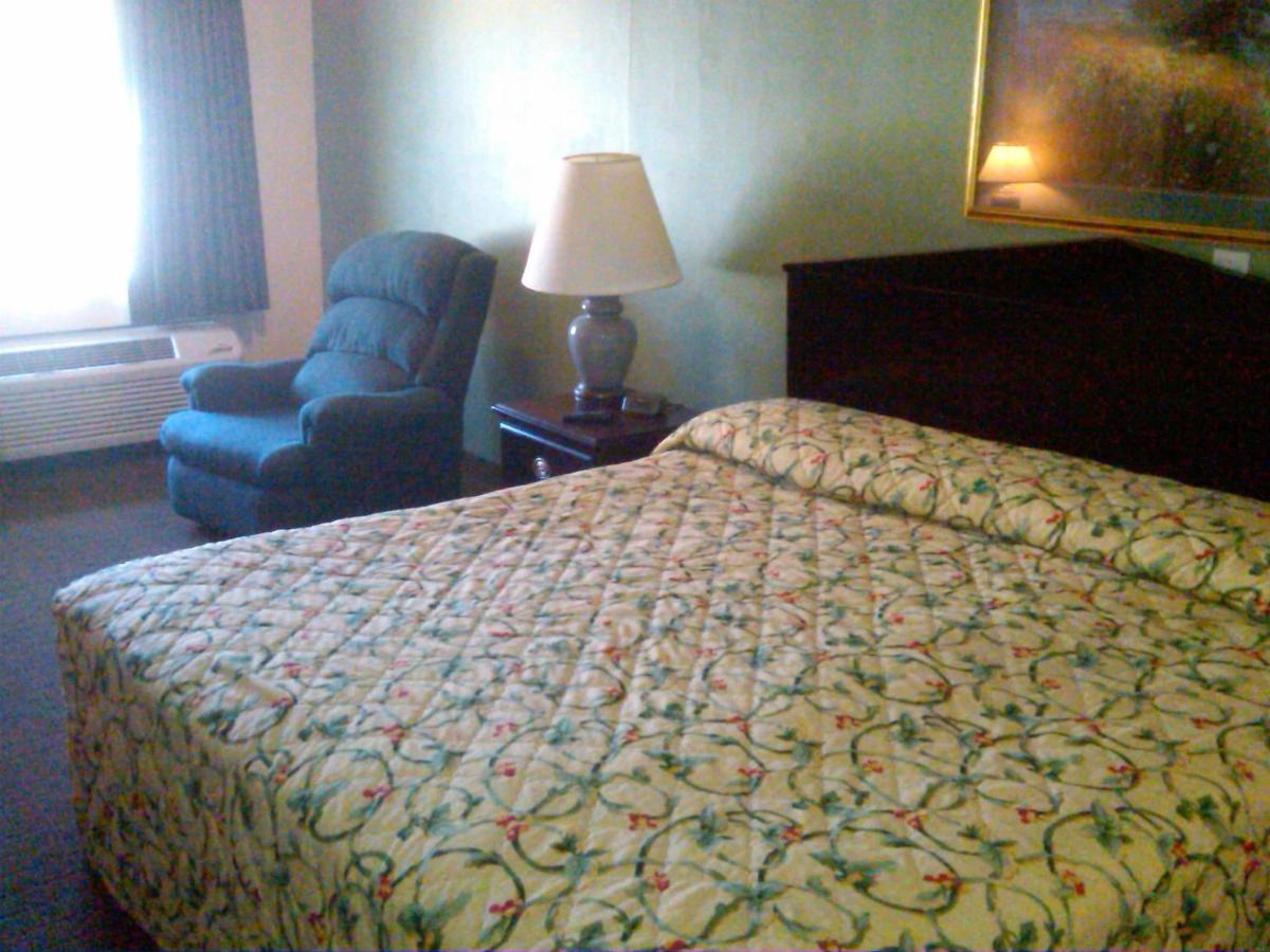 King Room- Non-Smoking at Knights Inn Battle Creek