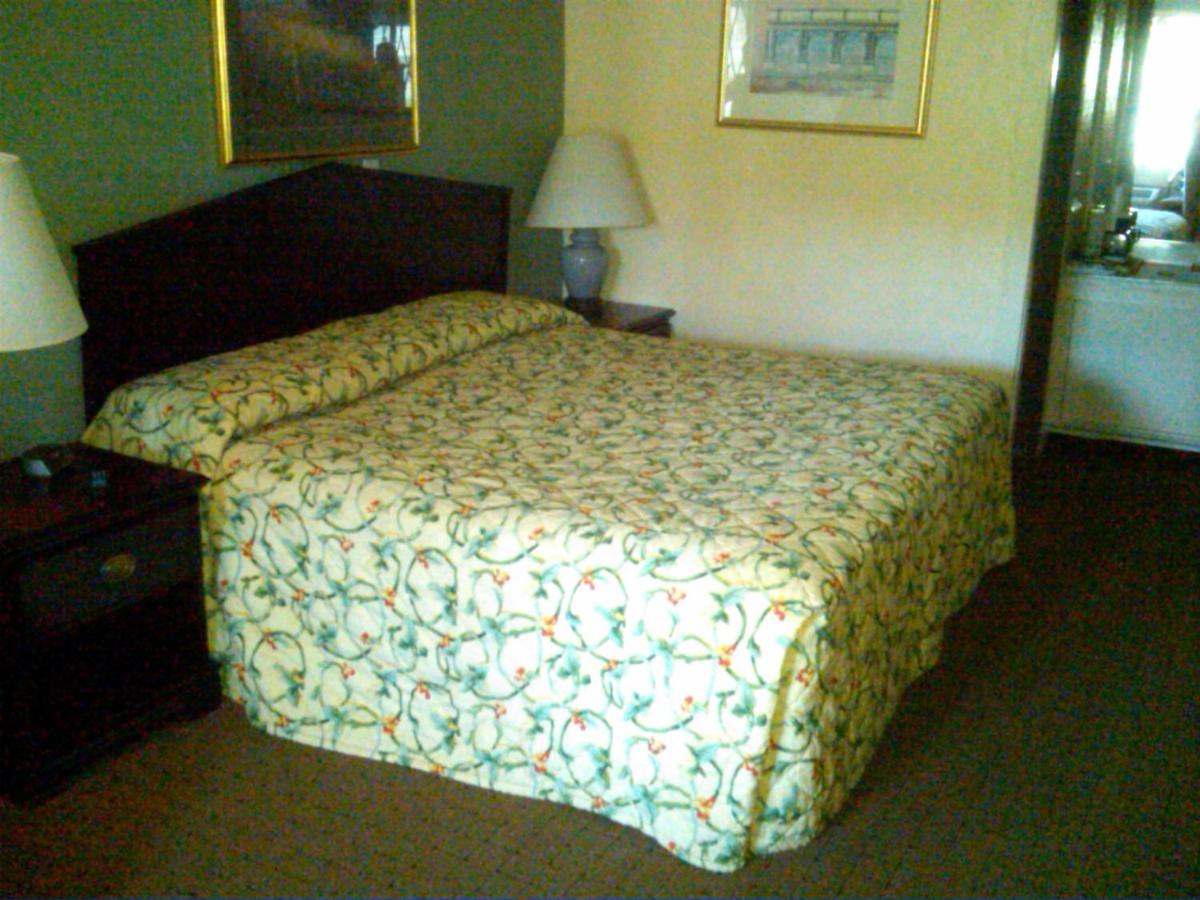 King Room- Non-Smoking at Knights Inn Battle Creek