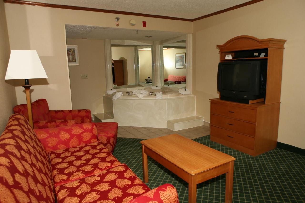 Deluxe King Studio Suite - Non-Smoking at Baymont by Wyndham Kalamazoo East