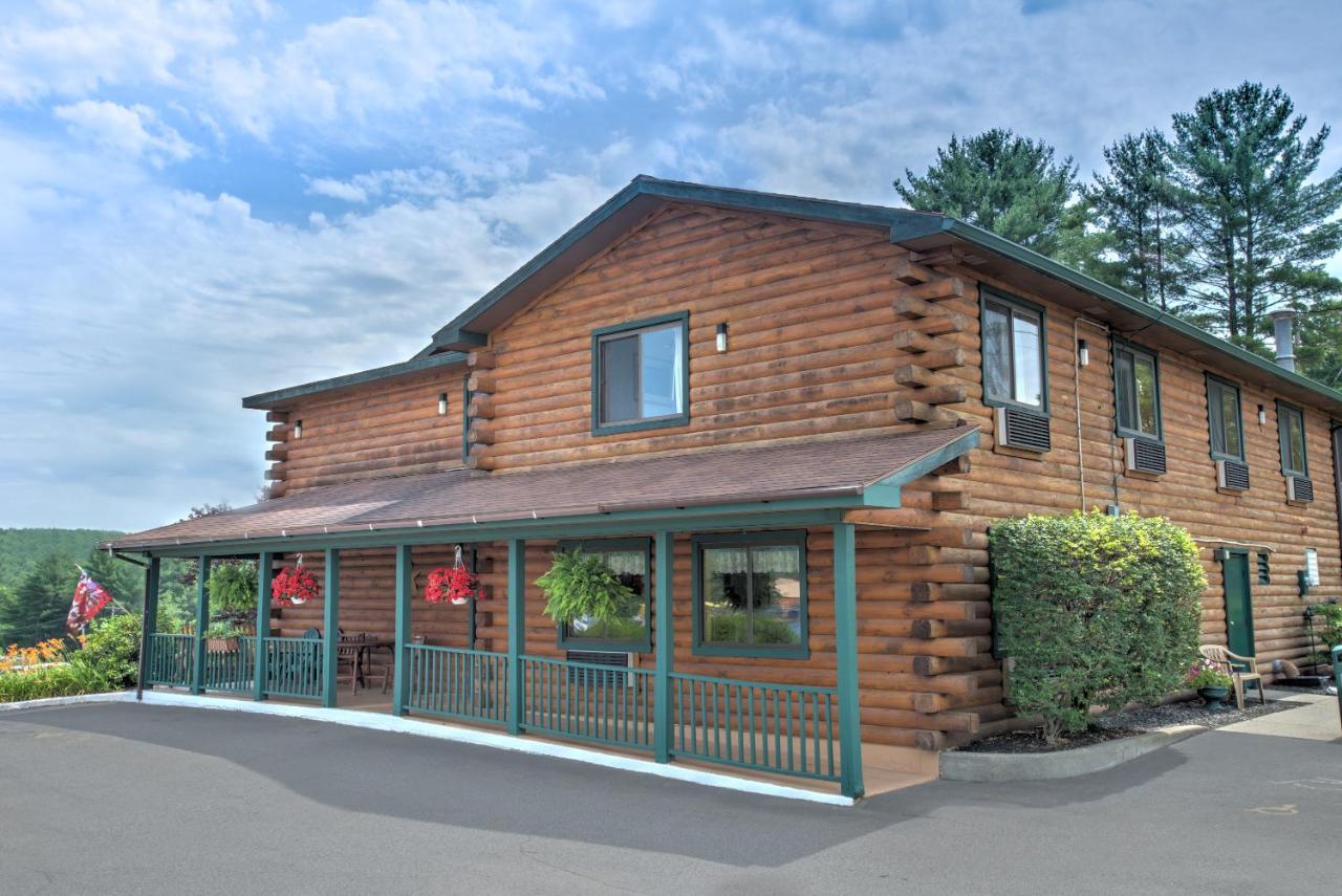 | Super 8 by Wyndham Lake George/Warrensburg Area