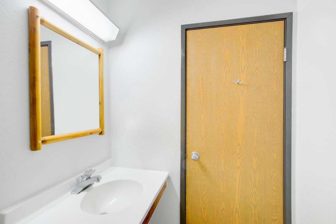 | Super 8 by Wyndham Lake George/Warrensburg Area