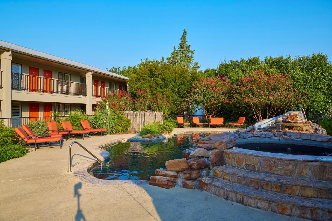 | Fredericksburg Inn and Suites