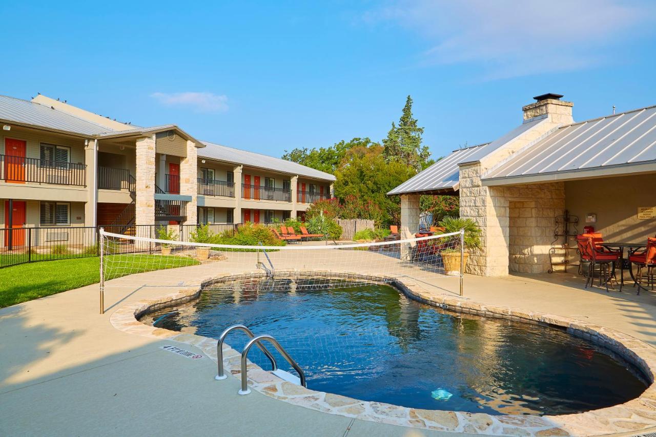| Fredericksburg Inn and Suites