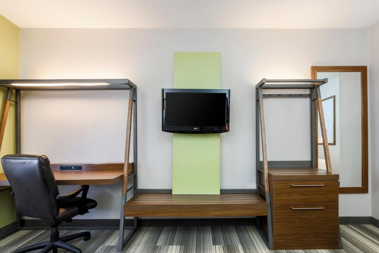 Queen Room with Two Queen Beds - Disability Access Tub at Holiday Inn Express Philadelphia NE - Langhorne by IHG